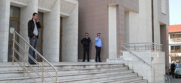 Alte două persoane au fost arestate preventiv în urma percheziţiilor desfăşurate de poliţiştii bistriţeni Alte două persoane au fost arestate preventiv în urma percheziţiilor desfăşurate de poliţiştii bistriţeni