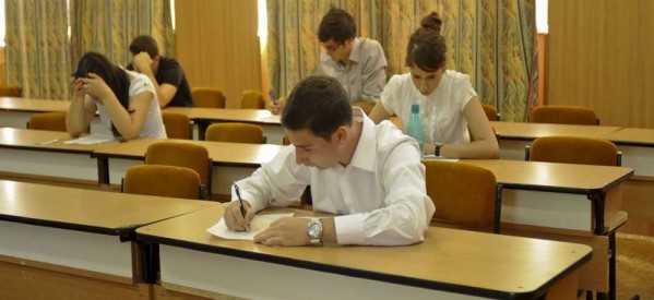 Premii în bani pentru cei care au obținut nota 10 la Evaluarea Națională și Bacalaureat Premii în bani pentru cei care au obținut nota 10 la Evaluarea Națională și Bacalaureat
