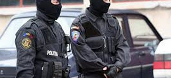 Trei capi ai poliţiei judeţene au fost reţinuţi pentru 24 de ore Trei capi ai poliţiei judeţene au fost reţinuţi pentru 24 de ore