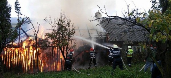BUDACU DE SUS: Anexele unei gospodării au fost mistuite de flăcări BUDACU DE SUS: Anexele unei gospodării au fost mistuite de flăcări