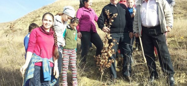 Prefectul Ioan Ţintean, alături de cetăţenii din Sânmihaiu de Câmpie la acţiunile dedicate săptămânii mediului Prefectul Ioan Ţintean, alături de cetăţenii din Sânmihaiu de Câmpie la acţiunile dedicate săptămânii mediului
