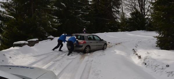 Turişti blocaţi pe drumul spre Valea Blaznei, ajutați de jandarmii montani din Rodna Turişti blocaţi pe drumul spre Valea Blaznei, ajutați de jandarmii montani din Rodna