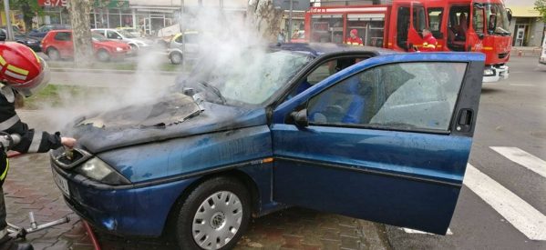 Un autoturism a luat foc în municipiul Bistrița. Șoferița a suferit arsuri superficiale Un autoturism a luat foc în municipiul Bistrița. Șoferița a suferit arsuri superficiale