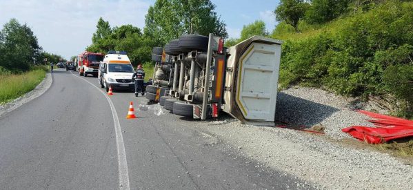 Un camion încărcat cu piatră s-a răsturnat azi între localitățile Salva şi Mocod Un camion încărcat cu piatră s-a răsturnat azi între localitățile Salva şi Mocod