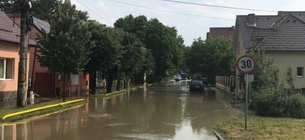 Curți și beciuri inundate în municipiul Bistrița Curți și beciuri inundate în municipiul Bistrița
