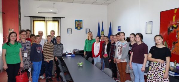 Elevii Scolii Gimnaziale Rebra, în vizită la AJOFM Bistriţa–Năsăud Elevii Scolii Gimnaziale Rebra, în vizită la AJOFM Bistriţa–Năsăud