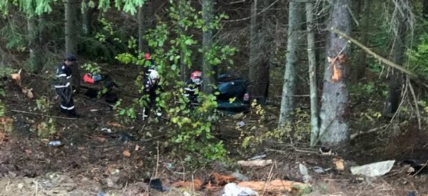 Un autoturism a căzut într-o râpă, în Pasul Tihuța Un autoturism a căzut într-o râpă, în Pasul Tihuța