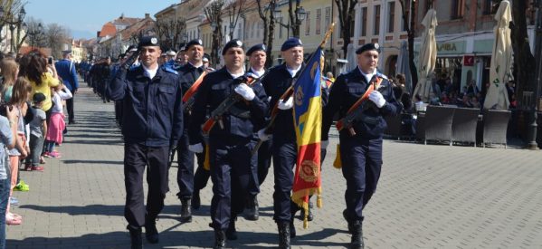 18 tineri din Bistrița-Năsăud îşi vor continua studiile pentru a deveni ofiţeri şi subofiţeri de Jandarmerie 18 tineri din Bistrița-Năsăud îşi vor continua studiile pentru a deveni ofiţeri şi subofiţeri de Jandarmerie