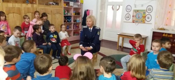 Polițiștii bistrițeni, în mijlocul copiilor de la gădinița ,,Dumbrava Minunată” Polițiștii bistrițeni, în mijlocul copiilor de la gădinița ,,Dumbrava Minunată”