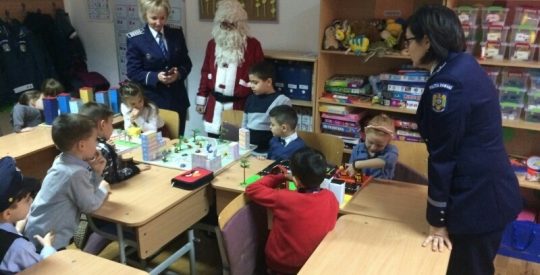 Moș Crăciun, în mijlocul elevilor bistrițeni care respectă regulile de circulație Moș Crăciun, în mijlocul elevilor bistrițeni care respectă regulile de circulație