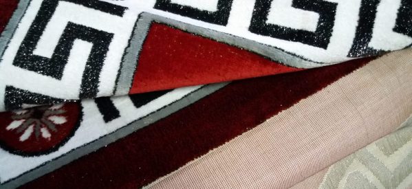 Îmbrăcăminte şi covoare confiscate de jandarmi în piaţa din oraşul Năsăud Îmbrăcăminte şi covoare confiscate de jandarmi în piaţa din oraşul Năsăud