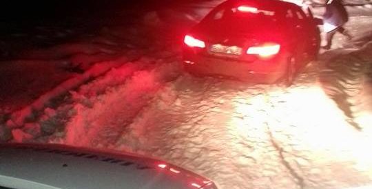 Trei turiști blocați pe drumul spre complexul Alpina Blazna au fost ajutați de jamdarmi Trei turiști blocați pe drumul spre complexul Alpina Blazna au fost ajutați de jamdarmi