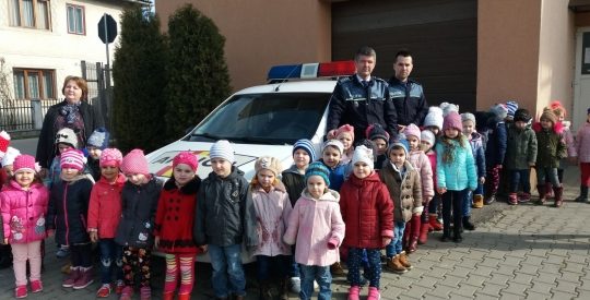 45 de copii de grădiniță, din Telciu, au vizitat postul de Poliție 45 de copii de grădiniță, din Telciu, au vizitat postul de Poliție