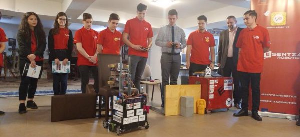 Esentza Robotics, echipa de robotică din Beclean a câștigat premiul special Rockwell Collins Award, la cea mai mare competiție de robotică din România Esentza Robotics, echipa de robotică din Beclean a câștigat premiul special Rockwell Collins Award, la cea mai mare competiție de robotică din România
