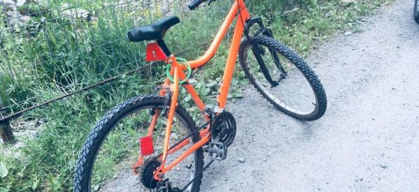 Un bistrițean a furat semnele reflectorizante de pe un drum judeţean şi le-a montat pe propria bicicletă Un bistrițean a furat semnele reflectorizante de pe un drum judeţean şi le-a montat pe propria bicicletă