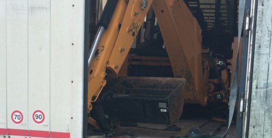 Buldoexcavator, furat din Mijlocenii Bârgăului, descoperit de polițiști în județul Vrancea Buldoexcavator, furat din Mijlocenii Bârgăului, descoperit de polițiști în județul Vrancea
