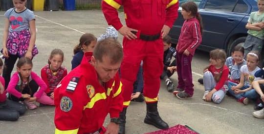Reprezentanții ISU Bistrița-Năsăud, în mijlocul elevilor din Leșu Reprezentanții ISU Bistrița-Năsăud, în mijlocul elevilor din Leșu