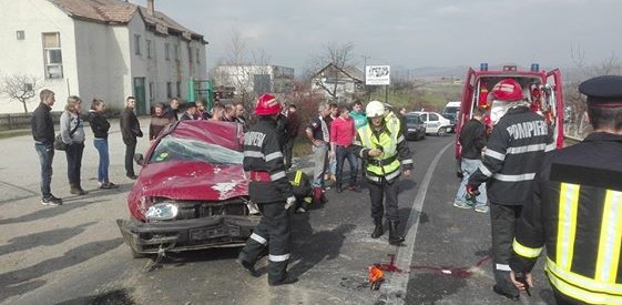 Un autoturism s-a răsturnat la intrare în localitatea Dumitra. Trei persoane au ajuns la spital Un autoturism s-a răsturnat la intrare în localitatea Dumitra. Trei persoane au ajuns la spital