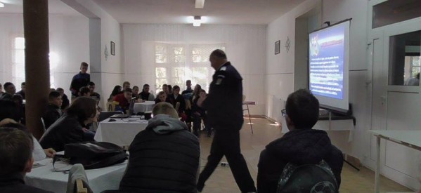 Jandarmii bistriţeni, în mijlocul elevilor de la Liceul Agricol şi Liceul Forestier Bistriţa Jandarmii bistriţeni, în mijlocul elevilor de la Liceul Agricol şi Liceul Forestier Bistriţa