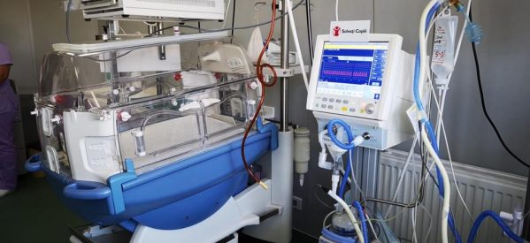 Secţia de Neonatologie a Spitalului Judeţean de Urgenţă Bistriţa dotată cu un ventilator de suport respirator Secţia de Neonatologie a Spitalului Judeţean de Urgenţă Bistriţa dotată cu un ventilator de suport respirator