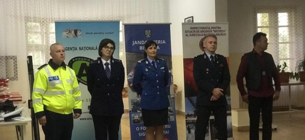 Jandarmii bistrițeni, în mijlocul liceenilor Jandarmii bistrițeni, în mijlocul liceenilor
