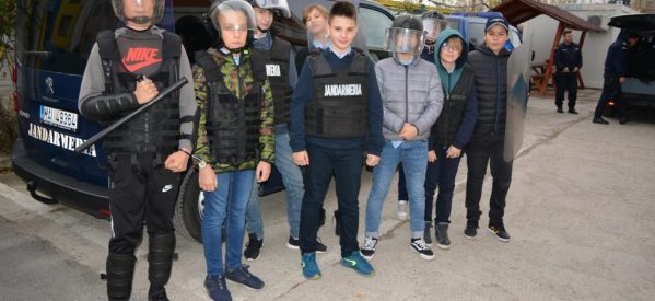 Nouă elevi din cadrul Şcolii Gimnaziale nr. 1 Bistriţa au fost jandarmi pentru zi Nouă elevi din cadrul Şcolii Gimnaziale nr. 1 Bistriţa au fost jandarmi pentru zi
